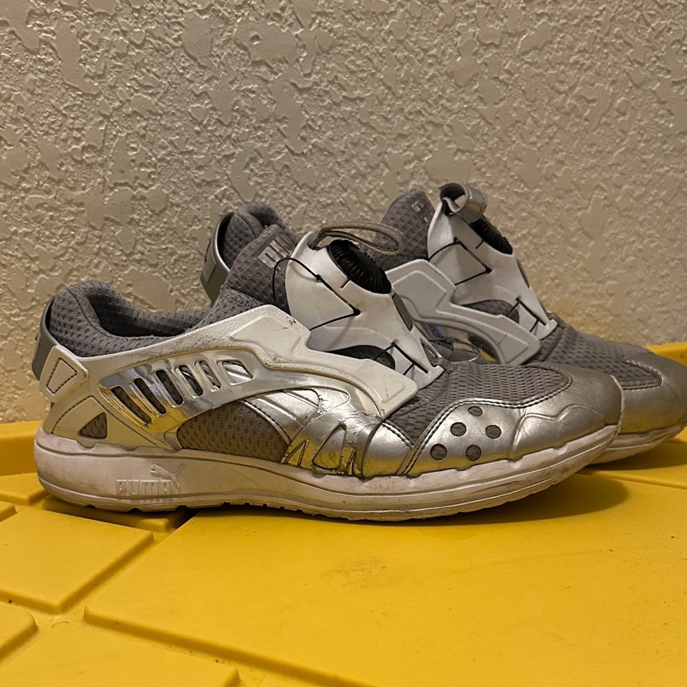 (MS1) Puma Silver and Gray Sneakers